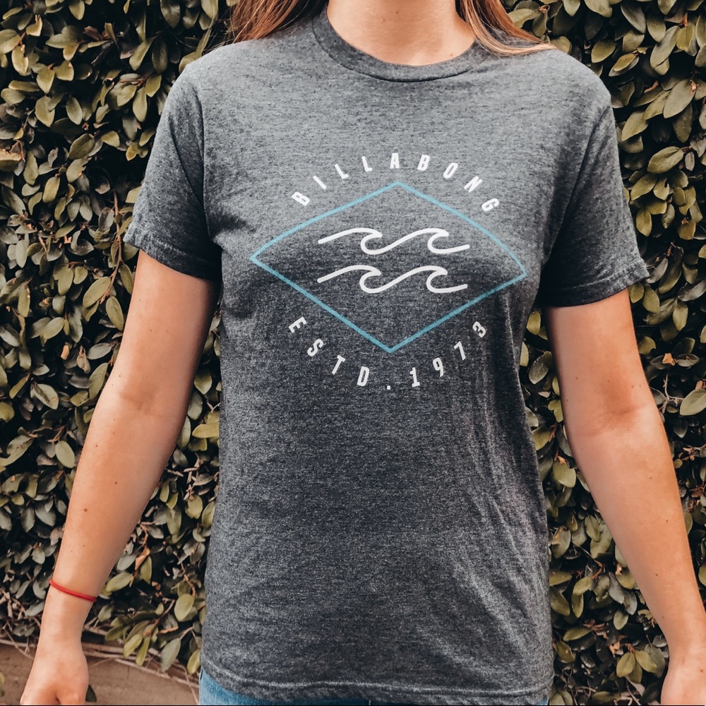 | grey men’s billabong tee